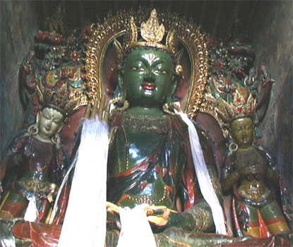 Будда Амогхасиддхи в окружении двух бодхисаттв: Ваджрапани и Сарваниварана-Вишкамбхина (храм-ступа Кумбум, г. Гьянце)