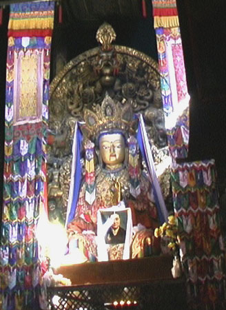 Статуя Будды в храме Джокханг