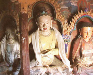 Первые Учителя школы Кагью: Тилопа, Наропа и Марпа. Скульптурная композиция находится в храме Кумбум (г. Гьянце).