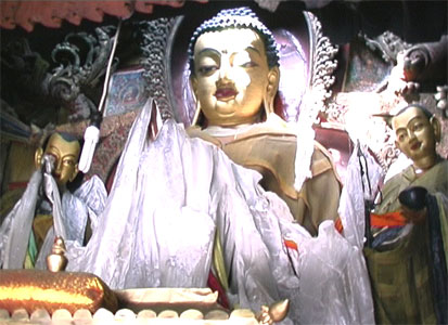 Будда Шакьямуни в окружении двух совершенных учеников: Маудгальяяны и Шарипутры. Статуи храма Кумбум