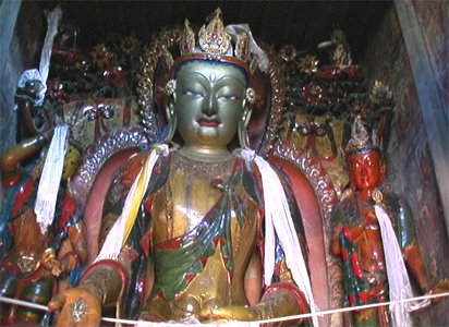 Будда Ратнасамбхава в окружении двух бодхисаттв: Акашагарбхи и Самантабхадры